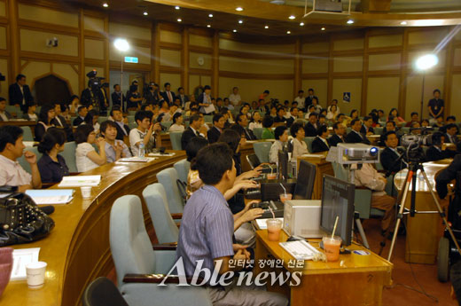 근로지원인서비스 제도화에 대한 높은 관심을 보여주듯 이날 토론회 장소였던 국회의원회관 소회의실은 참가자들로 꽉 찼다. ⓒ에이블뉴스