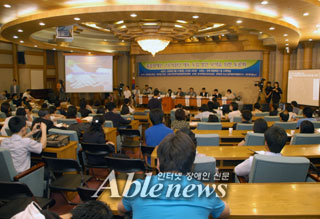 친박연대 정하균, 한나라당 조원진 의원, 한국장애인자립생활센터총연합회는 11일 국회의원회관 소회의실에서 ‘중증장애인 근로지원인제도 도입 방안 모색을 위한 토론회’를 개최했다. ⓒ에이블뉴스