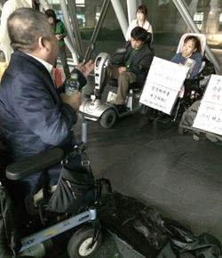 중증장애인노동권공동대책위원회의 지난 15일 서울시 항의 방문 모습.ⓒ공대위