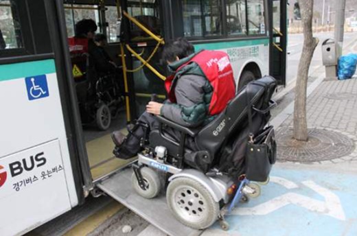 저상버스에 탑승하는 중증장애인 모습.ⓒ에이블뉴스DB