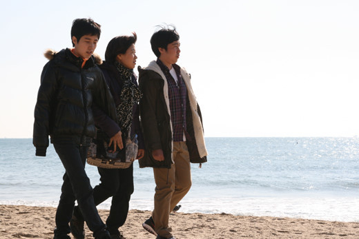 문턱없는 희망여행 3차 부산 낭만여행 편에 참가한 한 가족이 부산 해운대를 여유있게 걷고 있다. ⓒ에이블복지재단
