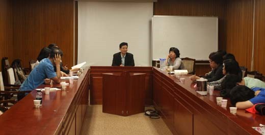 정애학교 학부모들이 지난 27일 서울시교육청을 방문, 관계자와 면담을 갖고 있다. ⓒ에이블뉴스