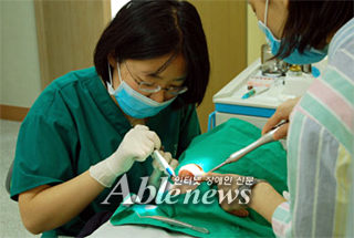 푸르메재단이 운영 중인 장애인전용치과 푸르메나눔치과의 진료장면. ⓒ에이블뉴스 DB
