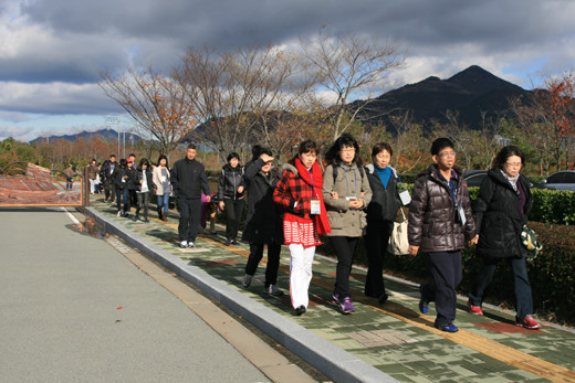 문턱없는 희망여행 3차 부산 낭만여행 편 참가자들이 낙동강 하구에코센터를 방문하기 위해 걷고 있다. ⓒ에이블복지재단