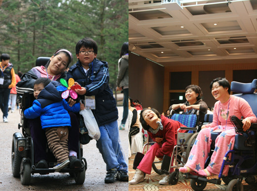 문턱없는 희망영행 2차 청주 향기여행 편에 참가한 한 가족(사진 좌)의 사진 모습이다. 전동휠체어에 올라와 있는 아이의 모습이 앙증맞다. 마술쇼를 지켜보는 휠체어장애인(사진 우)들은 뭐가 그리 즐거운지 환하게 웃고 있다. ⓒ에이블복지재단