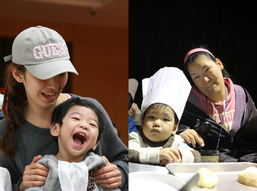 문턱없는 희망영행 2차 청주 향기여행 편에 참가한 한 모자(사진 좌)가 환하게 웃고 있다. 제빵을 만들고 난후 한 모자는 카메라를 향해 가벼운 미소를 지어 보였다. ⓒ에이블복지재단