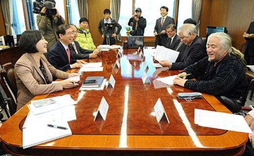 서울시가 장애인활동지원서비스의 추가 본인부담금을 폐지한다고 밝혔다. 박원순 시장과 장애인단체 대표 등이 '장애인활동지원 희망약속 서명식'에서 대화 도중 웃고 있다. ⓒ서울시 