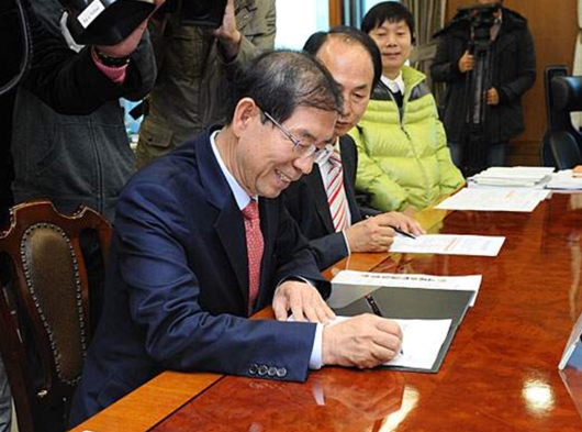 서울시가 장애인활동지원서비스의 추가 본인부담금을 폐지한다고 밝혔다. 사진은 박원순 시장이 본인부담금 폐자 관련 서명을 하고 있는 모습.  ⓒ서울시