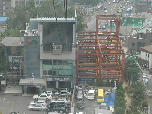 남산케이블카 탑승 건물. 내년 3월이면 4층까지 엘리베이터가 설치된다. ⓒ박종태