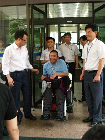 정순기씨가 국민연금공단 김상순 업무이사와 합의한 내용에 대해 긍정적으로 평가하며, 밝게 웃고 있다. ⓒ에이블뉴스