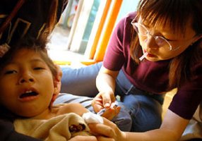 복지부는 27일 '2012년 이렇게 달라집니다'를 발표하고, 내년부터 달라지는 주요 제도 변경사항을 안내했다. 한 장애아동이 독감예방접종을 맞고 있는 모습. ⓒ에이블뉴스DB