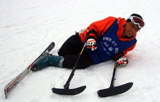 에이블복지재단과 서울의지는 2004년부터 절단장애인 스키캠프를 진행해오고 있다. 사진은 대퇴 의족을 사용하고 있는 한 참가자가 스키를 타는 모습. ⓒ에이블뉴스D.B