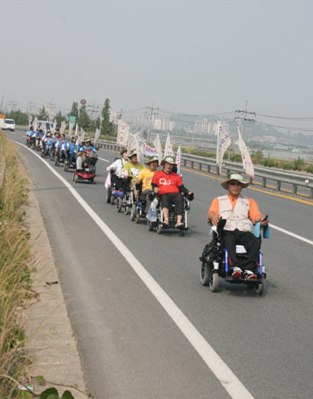 행군하고 있는 국토대장정 대원들. ⓒDPI