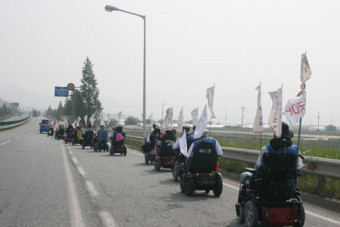 행군하고 있는 국토대장정 대원들. ⓒDPI
