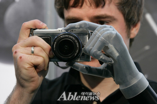 로봇 의수지를 착용하고 사진 셔터를 누를 수 있게된 장애인@touchbionics