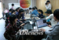 노트북을 이용해 편집을 하고 있는 미디어교육 수강생들. ⓒ우리이웃장애인자립생활센터