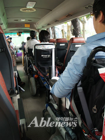 홍콩에는 전동휠체어 이용자가 4명까지 탑승할 수 있는 장애인 버스가 운영되고 있다. 홍콩에서 열린 제6회 전국장애인단체활동가대회에 참가한 휠체어 이용하는 4명의 활동가가 장애인 버스에 탑승한 모습. ⓒ에이블뉴스