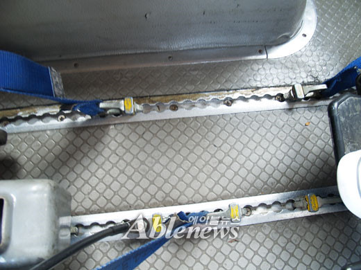 전동휠체어를 고정할 장치가 버스 바닥 홈에 끼워진 모습. 홈이 길게 설치돼 있어 원하는 위치에 고정장치를 끼울 수 있다. ⓒ에이블뉴스 