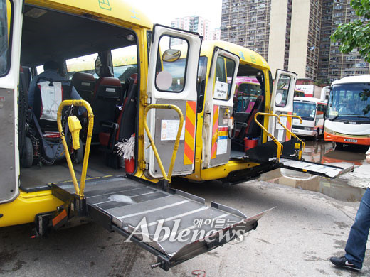 휠체어 이용자가 최대 4명까지 탑승할 수 있도록 만들어진 홍콩의 장애인 버스 모습. ⓒ에이블뉴스 