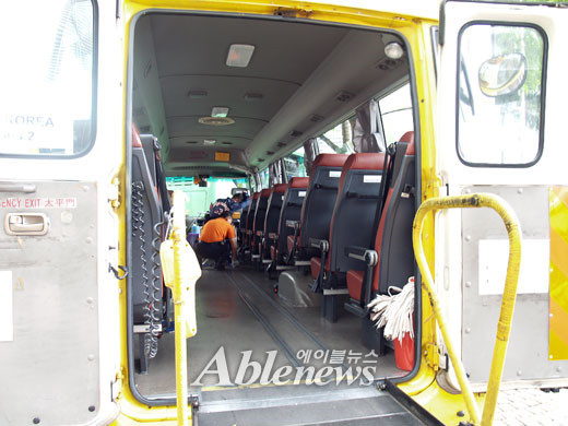 전동휠체어 이용자뿐만 아니라 전동스쿠터 이용자도 들어갈 수 있도록 공간을 확보한 콩의 장애인 버스 내부 모습. ⓒ에이블뉴스 