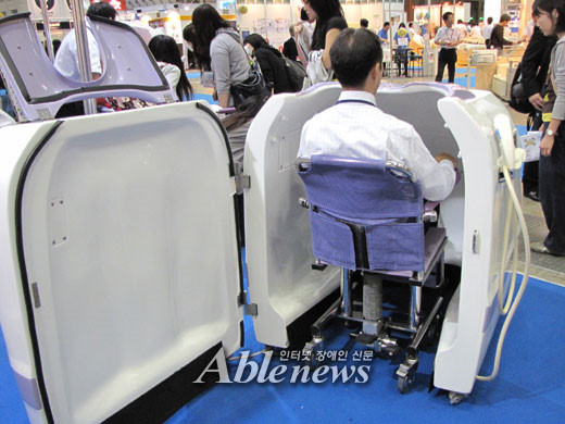 휠체어를 타고 샤워를 편리하게 할 수 있도록 만들었다. ⓒ박종태 