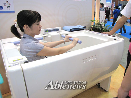 욕조가 옆으로 문이 열리도록 되어 장애인이 접근하기 용이하다. ⓒ박종태 