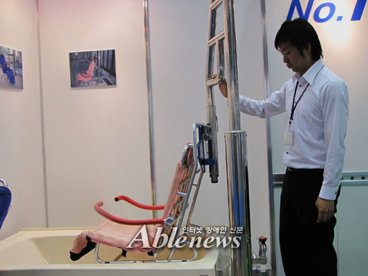 손으로 돌리고 유압식으로 욕조로 들어가도록 되어 있다. ⓒ박종태 