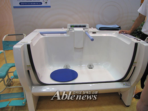 욕조 문이 완전히 열려 중증장애인 사용이 매우 편리하다. ⓒ박종태 