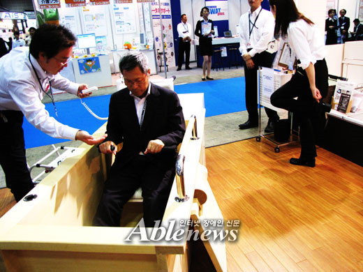 욕조에 편리하게 들어가도록 리프트를 리모콘으로 작동하고 있다. ⓒ박종태 