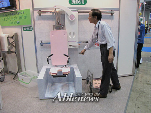 손으로 돌려 중증장애인들을 욕조로 입욕하도록 하는 방식이 도입됐다. ⓒ박종태 