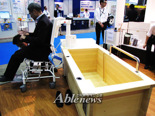 욕조에 리프트 장착해 장애인이 쉽게 욕조에 들어갈 수 있도록 했다. ⓒ박종태 