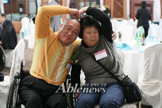 제작년에 진행됐던 중증장애인배우자초청대회에서 한 부부가 참여해 활짝 웃고 있는 모습. ⓒ에이블뉴스 