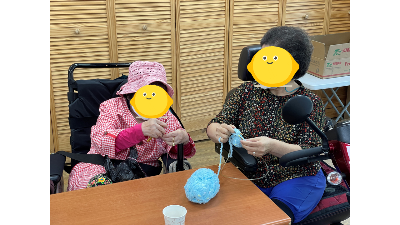 뜨개지를 서로 알려주는 모습 (2명)