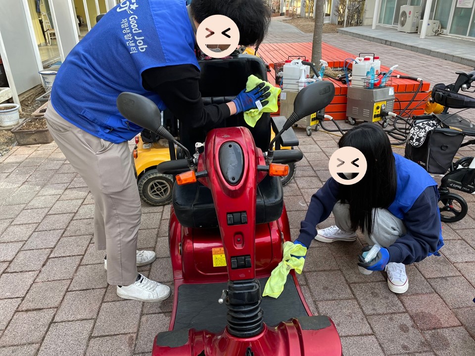전동스쿠터를 닦는 모습