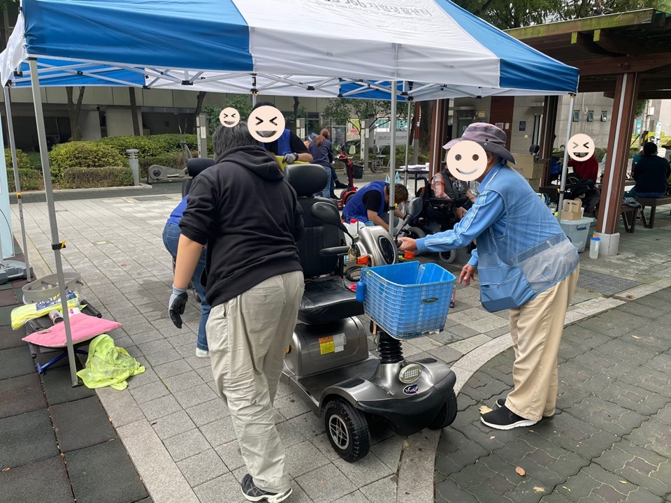 세척이 완료된 전동스쿠터를 주인에게 인계하는 모습