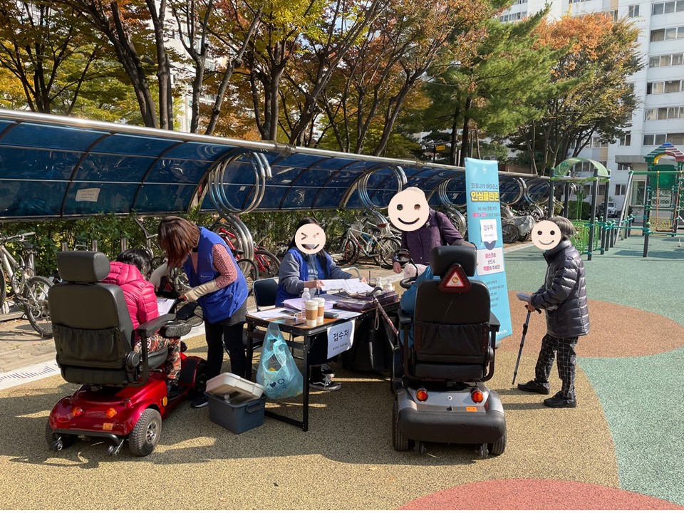 보조기기 세척을 희망하는 이용자에게 신청 접수를 받는 모습